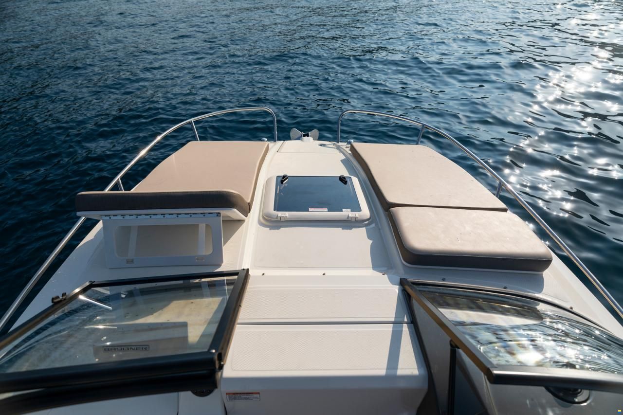 Bayliner VR6 CUDDY