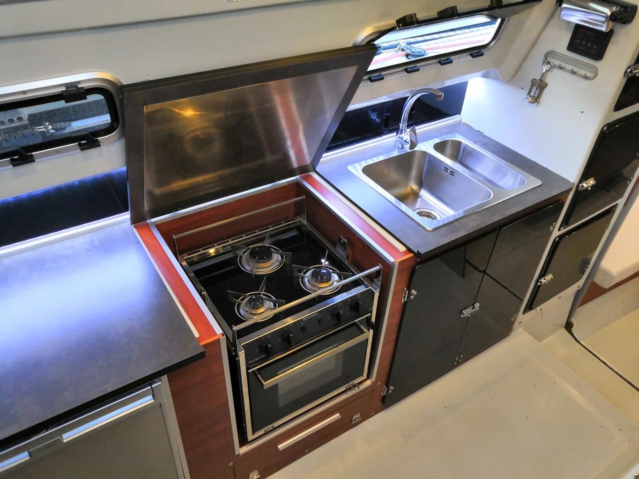 MacGregor 65 Pilot House