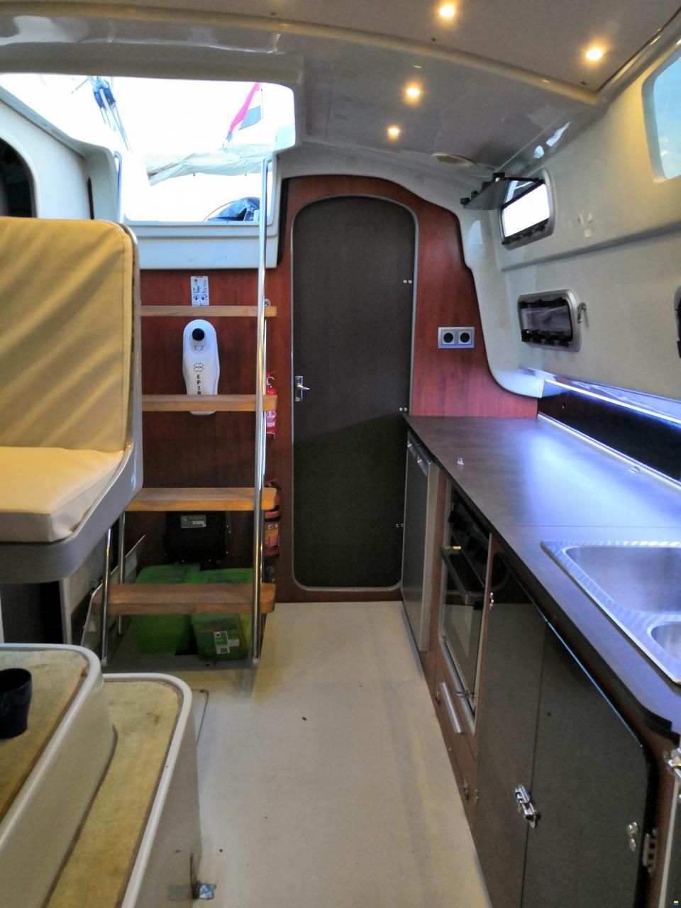 MacGregor 65 Pilot House