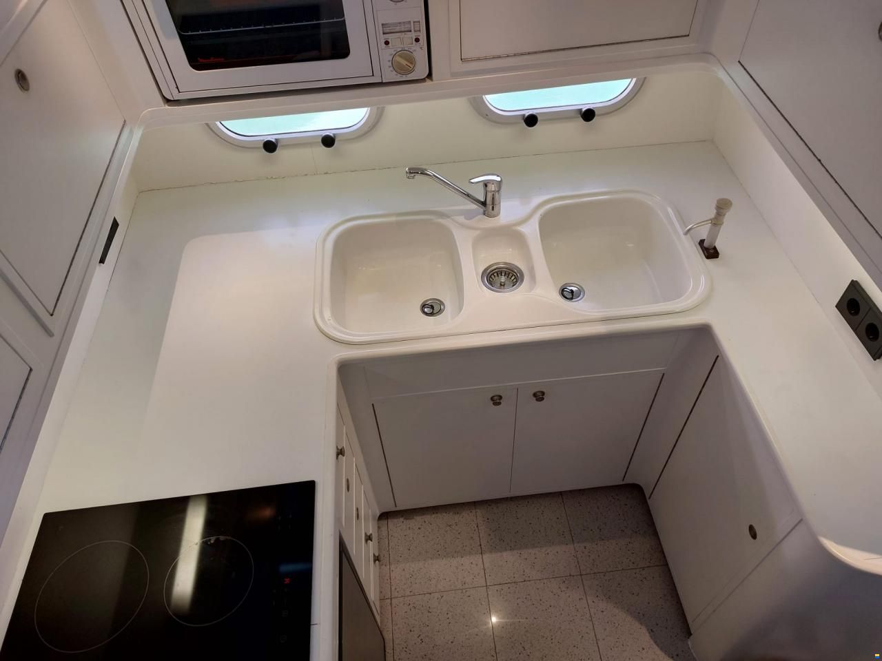 Neptunus 138 Sedan Fly