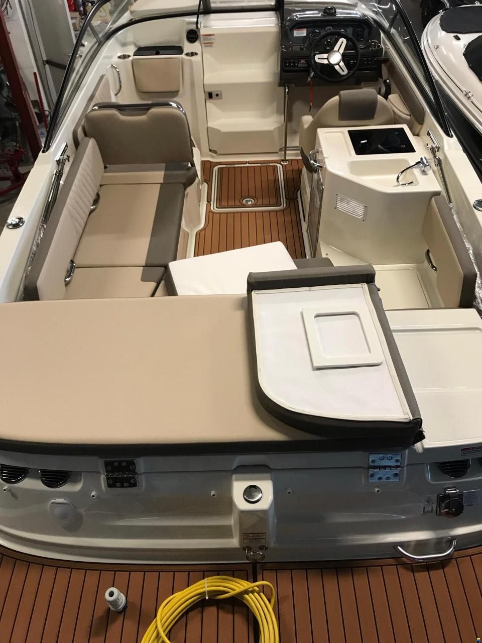 Bayliner VR6 Cuddy cabin