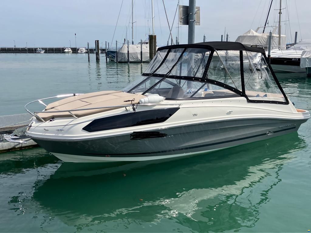 Bayliner VR6 Cuddy cabin