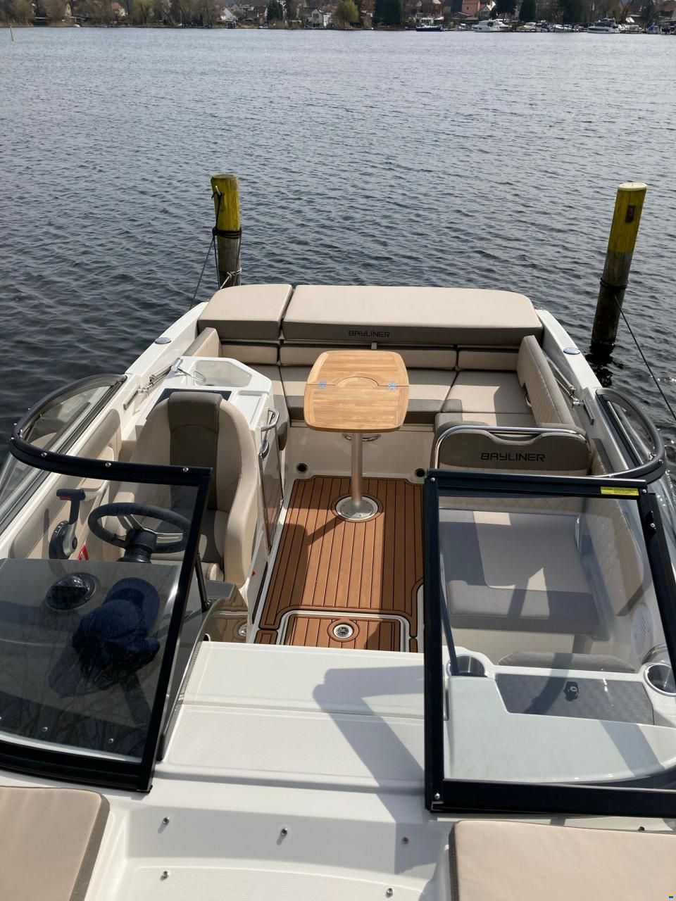 Bayliner VR6 Cuddy cabin
