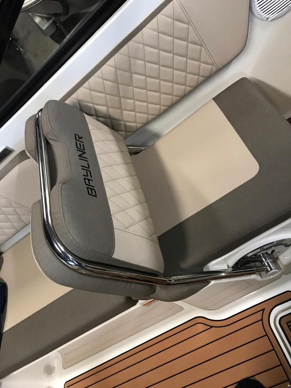 Bayliner VR6 Cuddy cabin