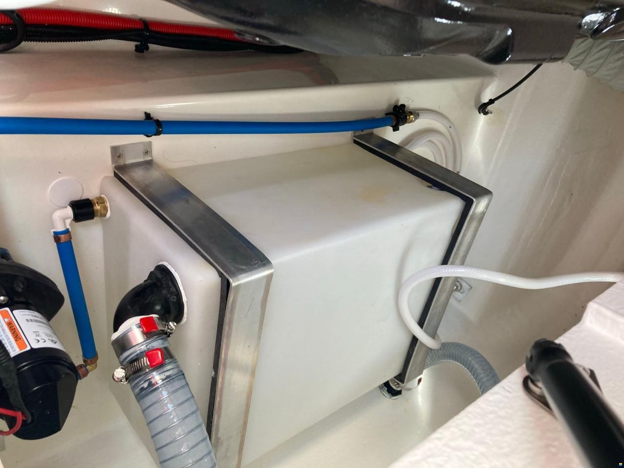 Bayliner VR6 Cuddy cabin