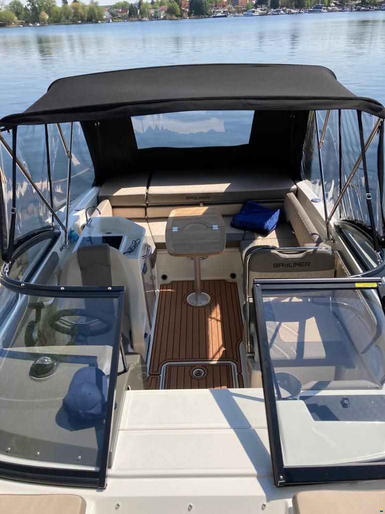Bayliner VR6 Cuddy cabin