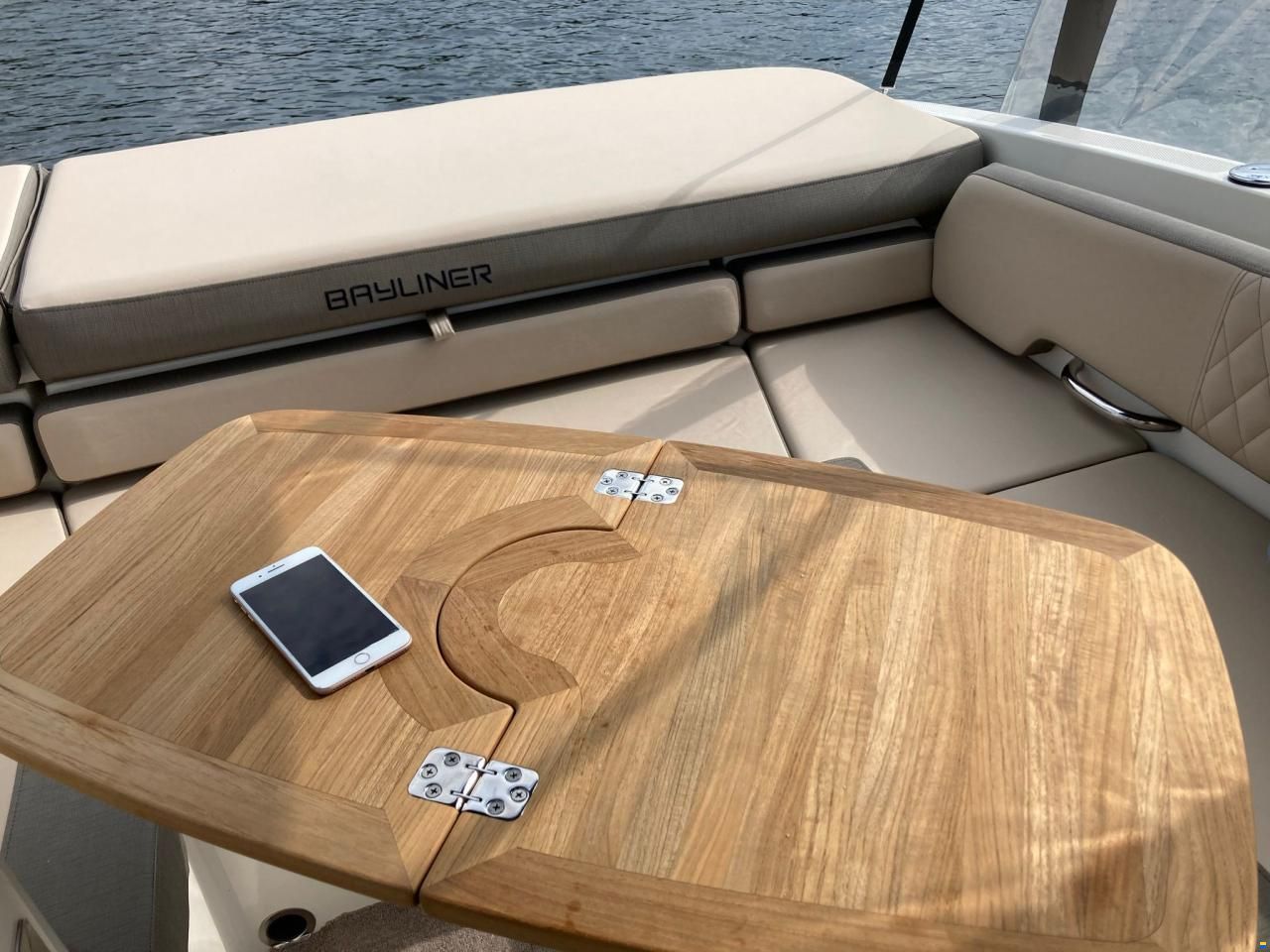 Bayliner VR6 Cuddy cabin
