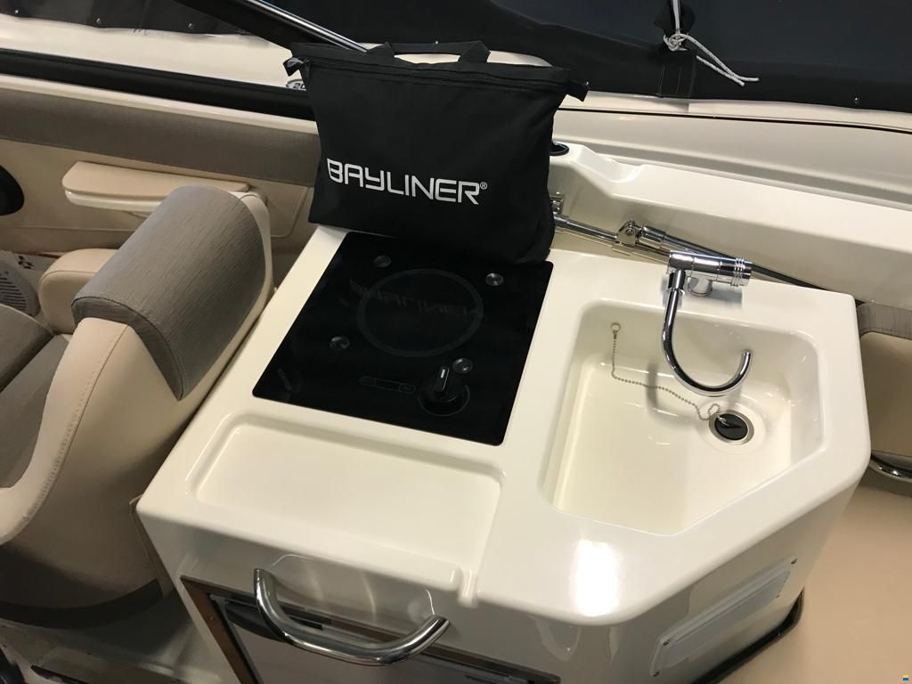 Bayliner VR6 Cuddy cabin