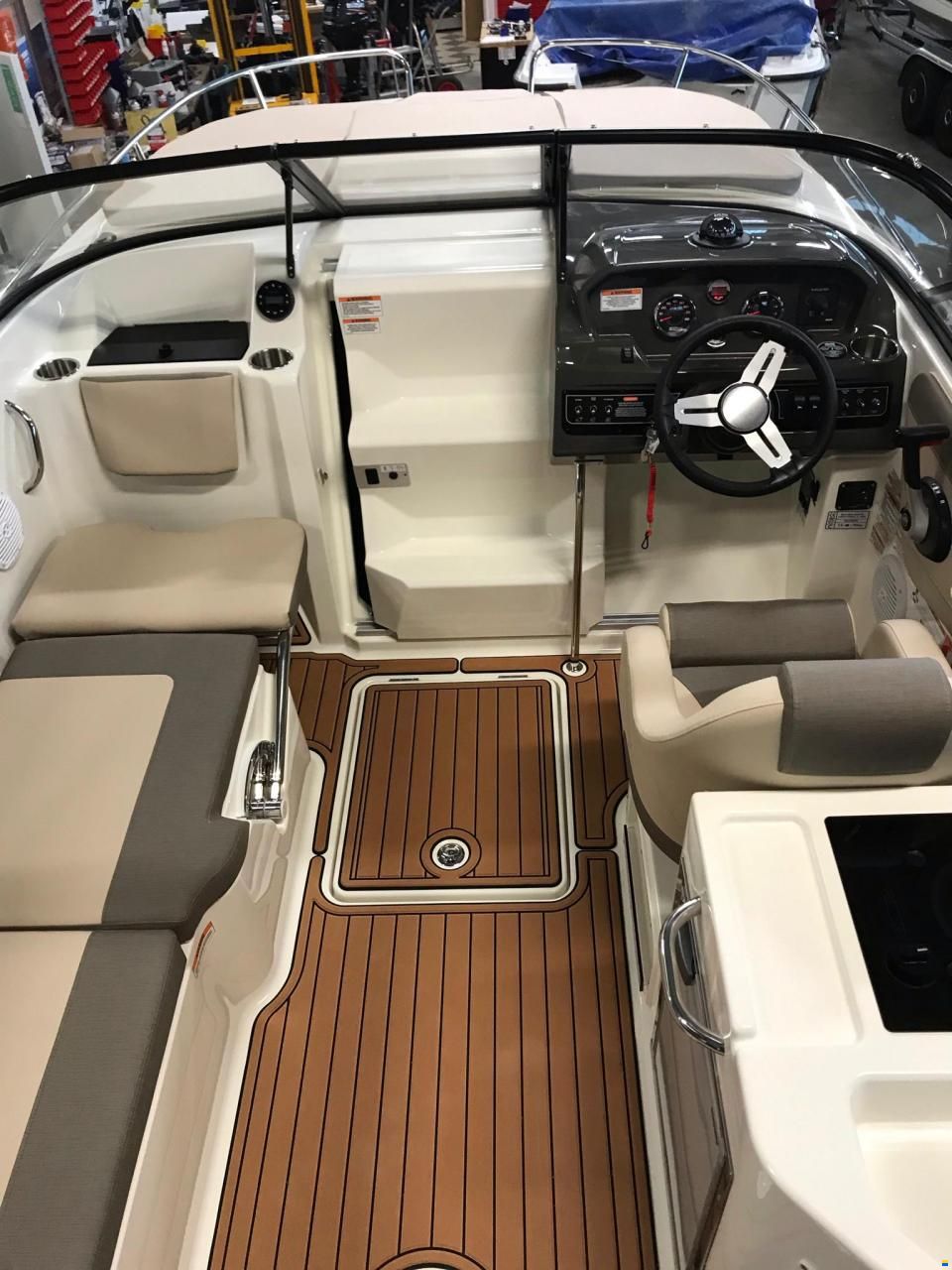 Bayliner VR6 Cuddy cabin