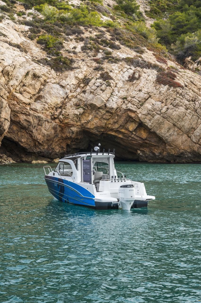 Beneteau Antares 8 Fishing