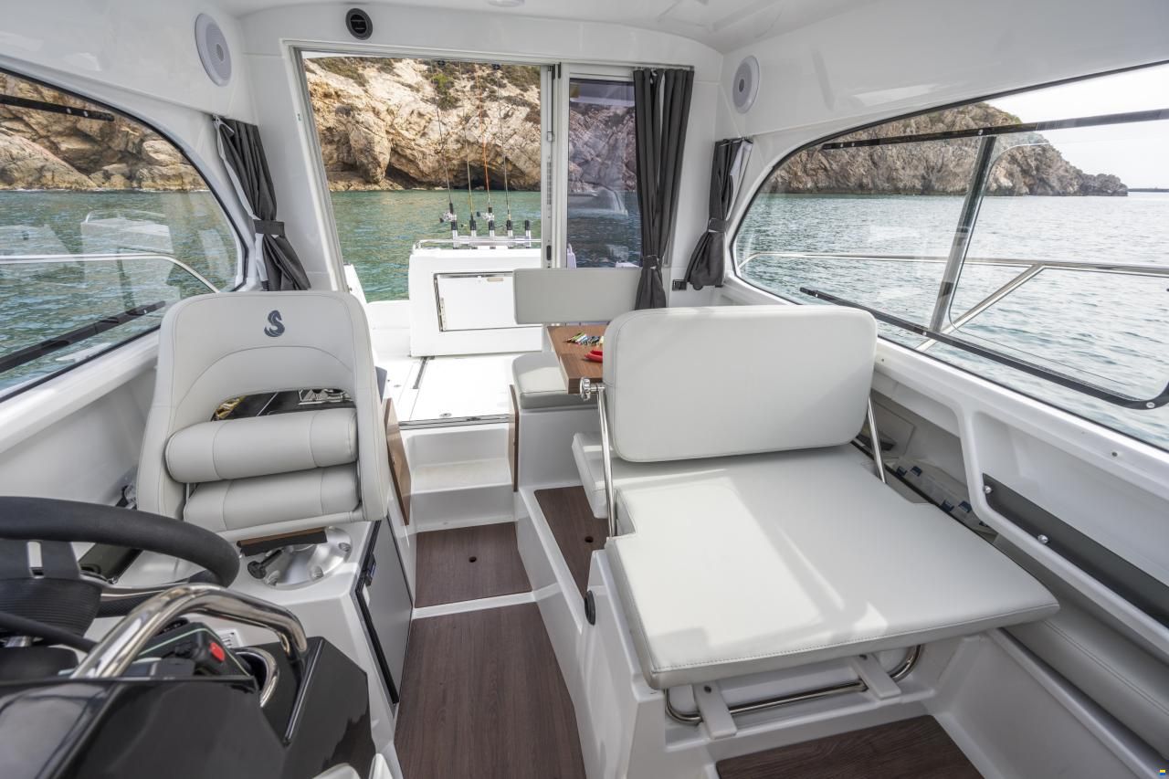 Beneteau Antares 8 Fishing