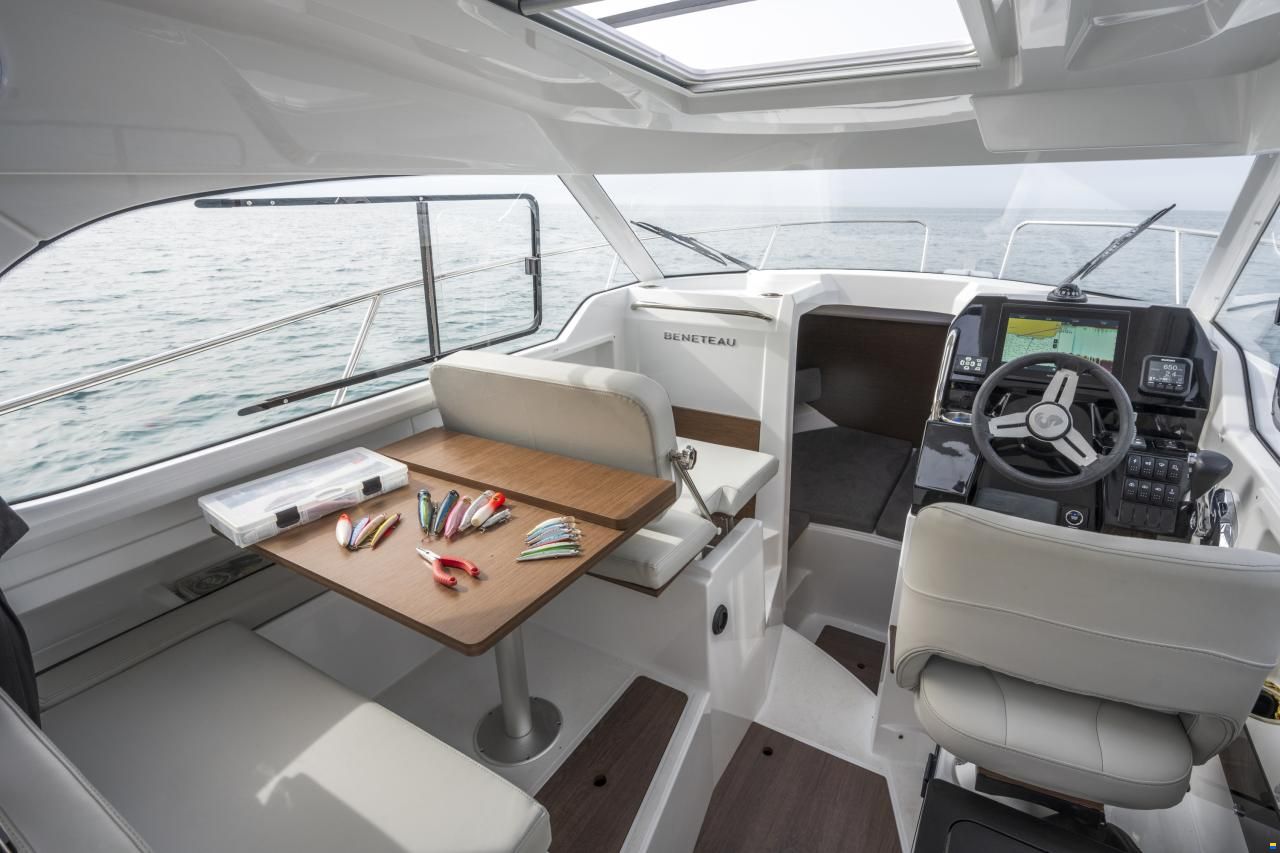 Beneteau Antares 8 Fishing