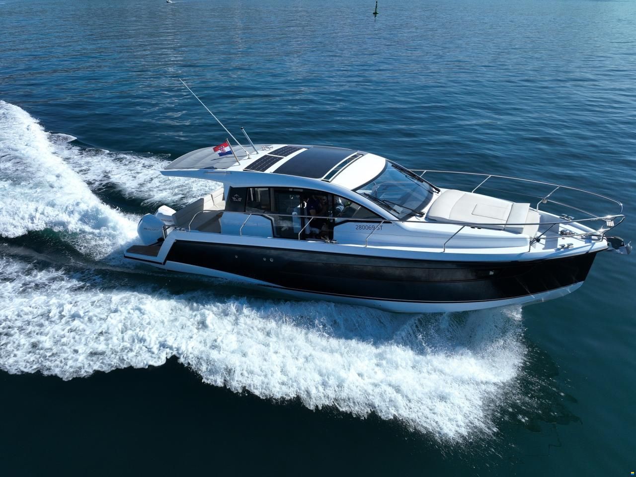 Sealine C335v