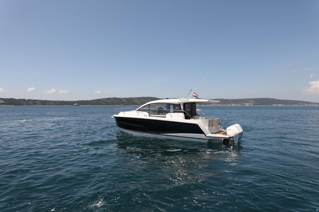 Sealine C335v