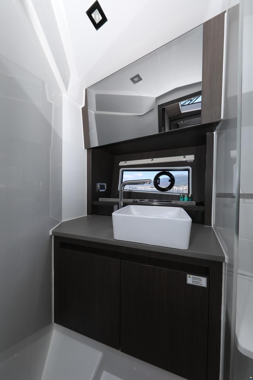 Sealine C335v