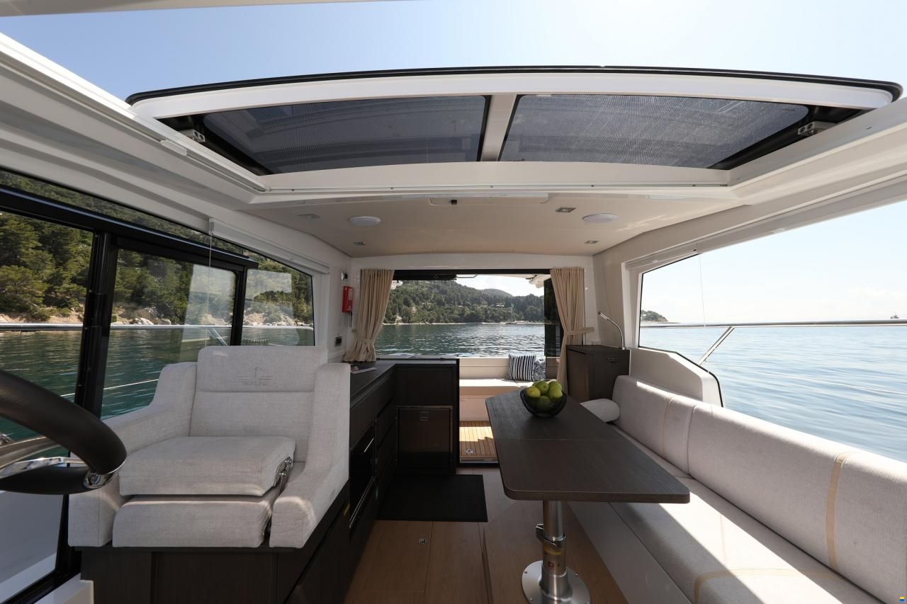 Sealine C335v