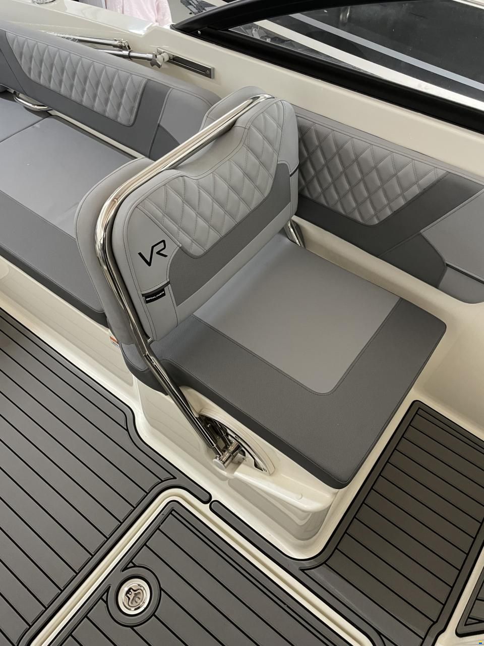 Bayliner VR6 OB Cuddy