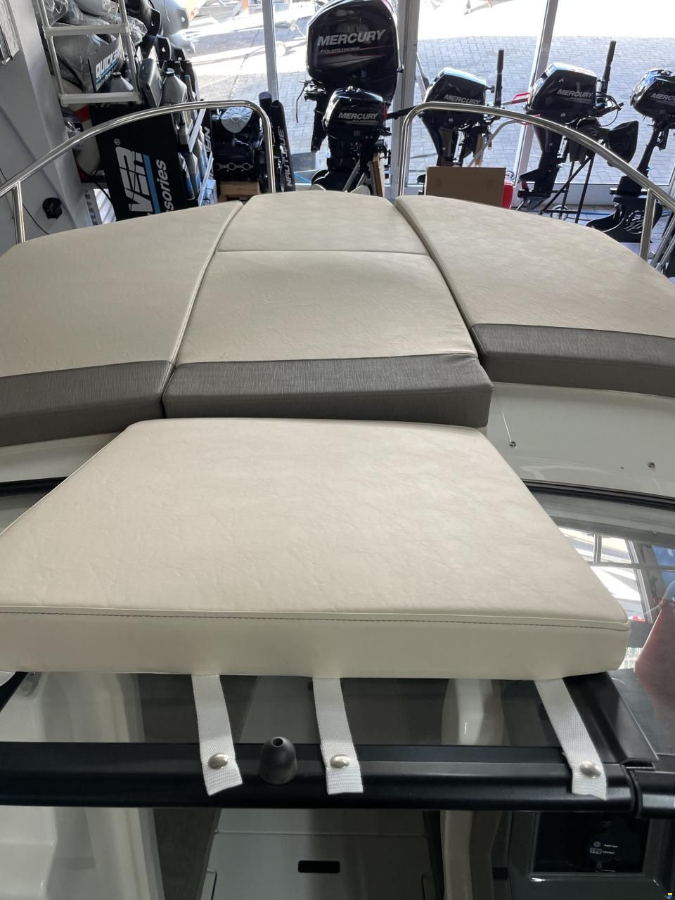 Bayliner VR6 OB Cuddy