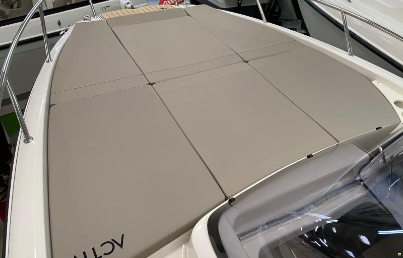 Quicksilver Activ 675 Sundeck
