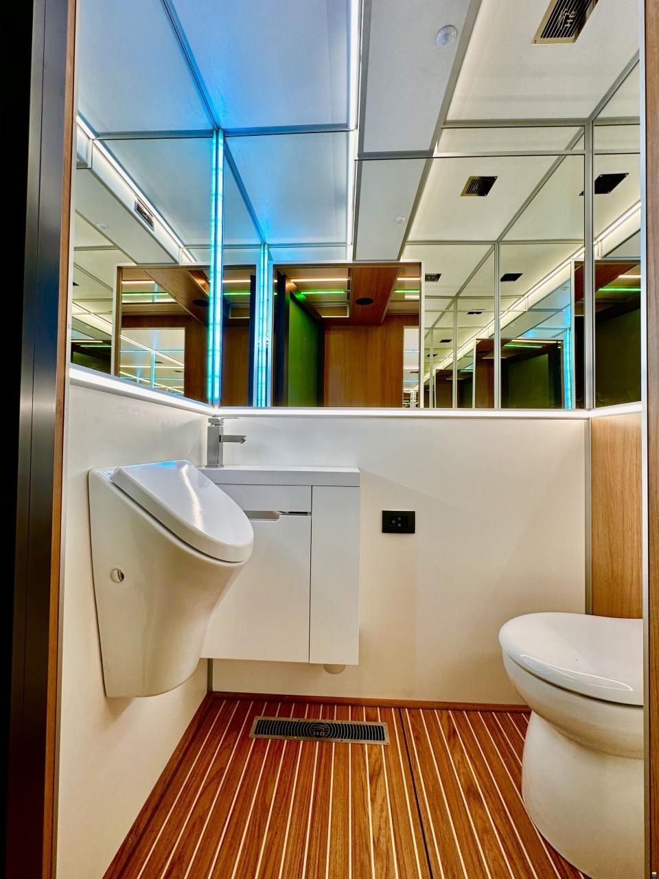 Holiday Boat Sundeck 57 Passenger Catama