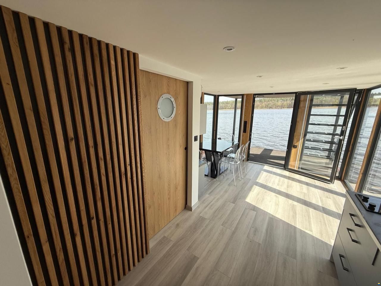 Mobile Houseboat