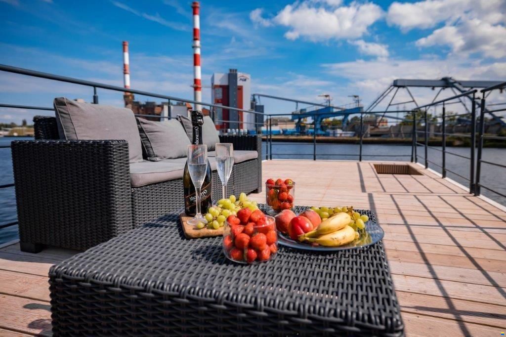 Mobile Houseboat