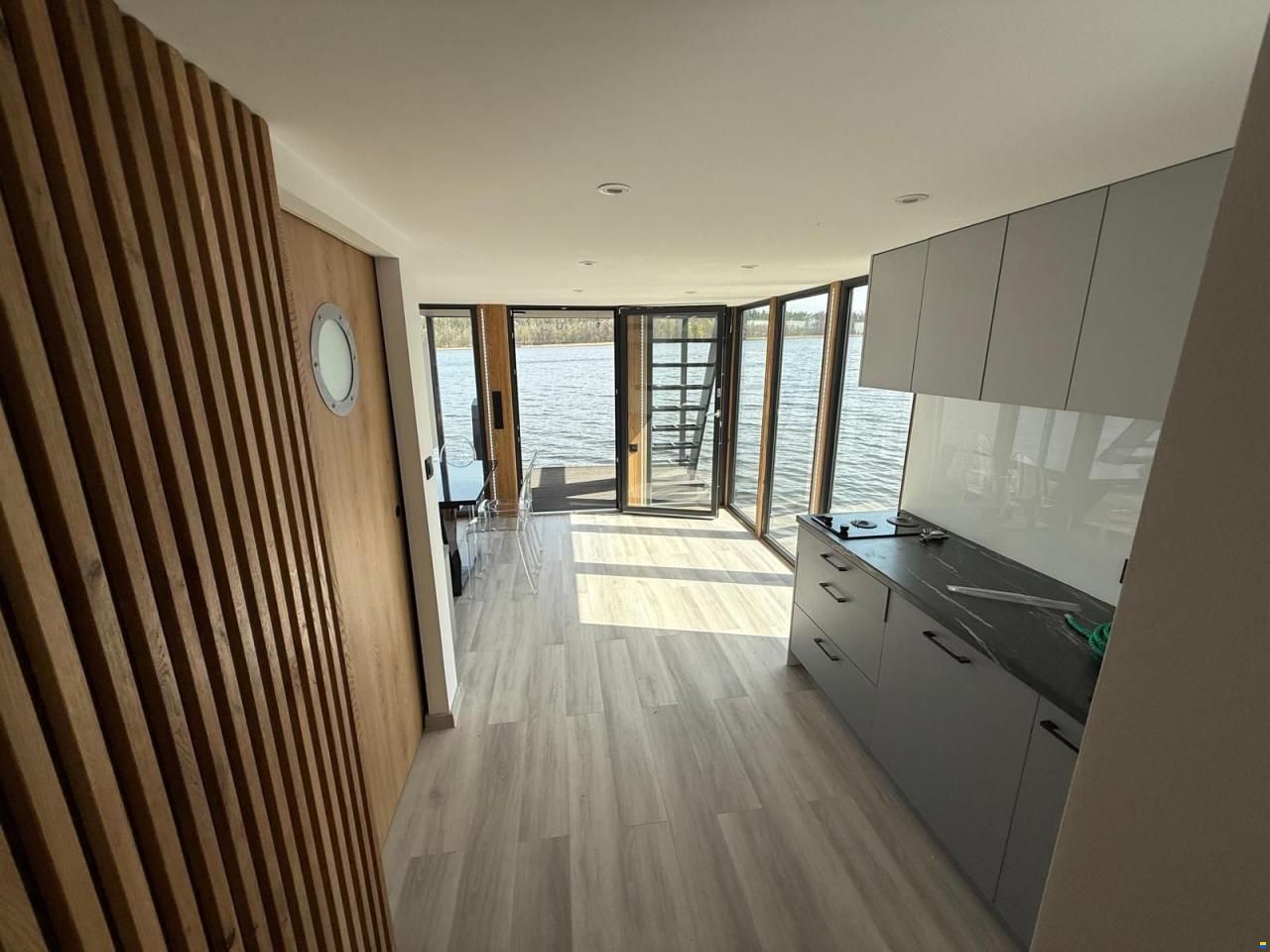 Mobile Houseboat