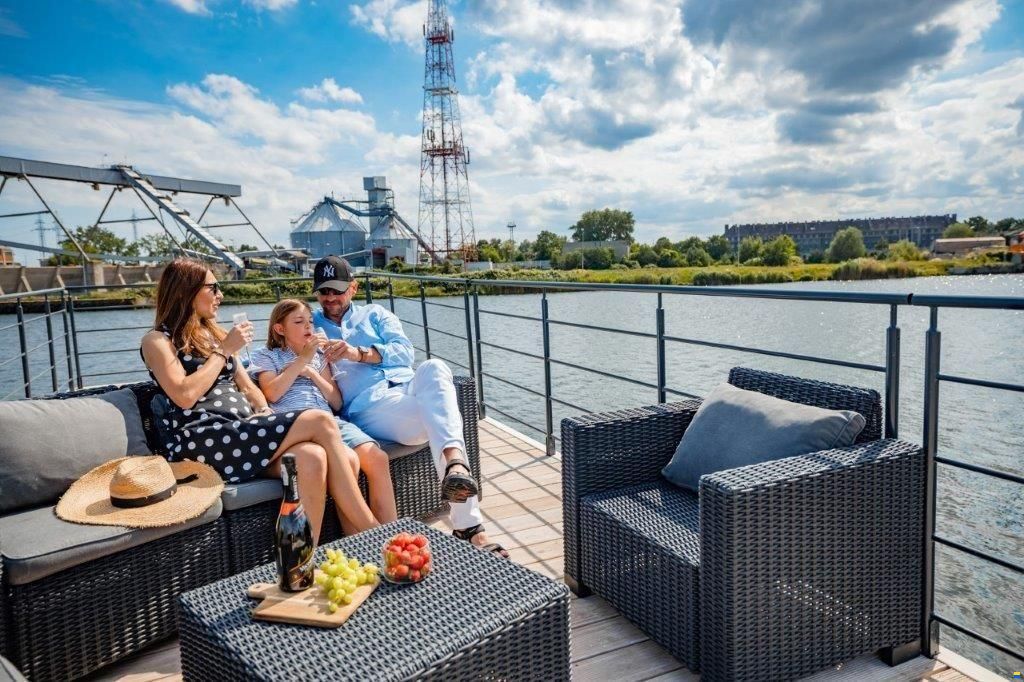Mobile Houseboat