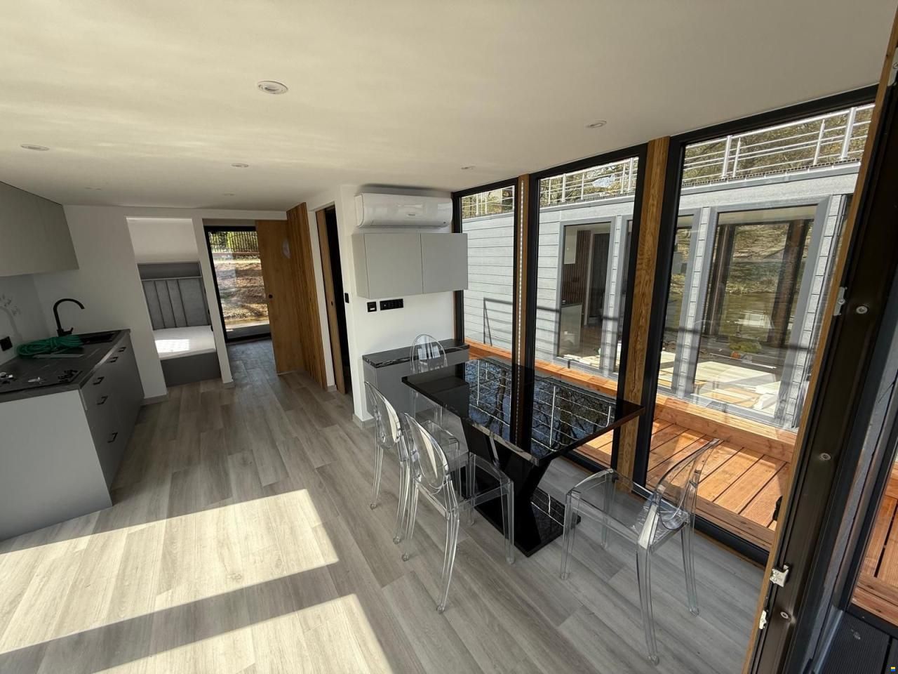 Mobile Houseboat