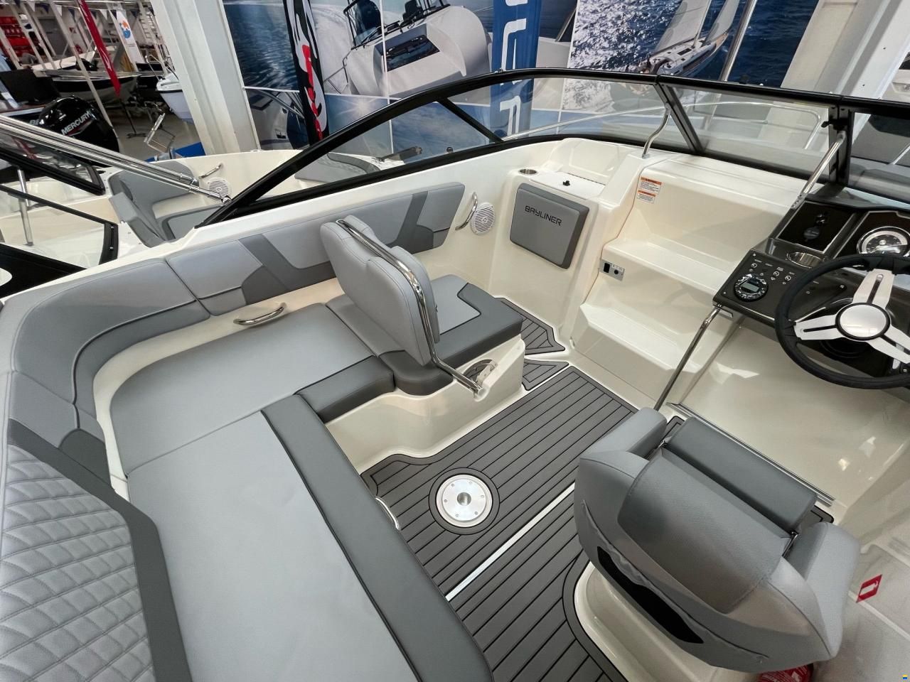 Bayliner VR5 Cuddy