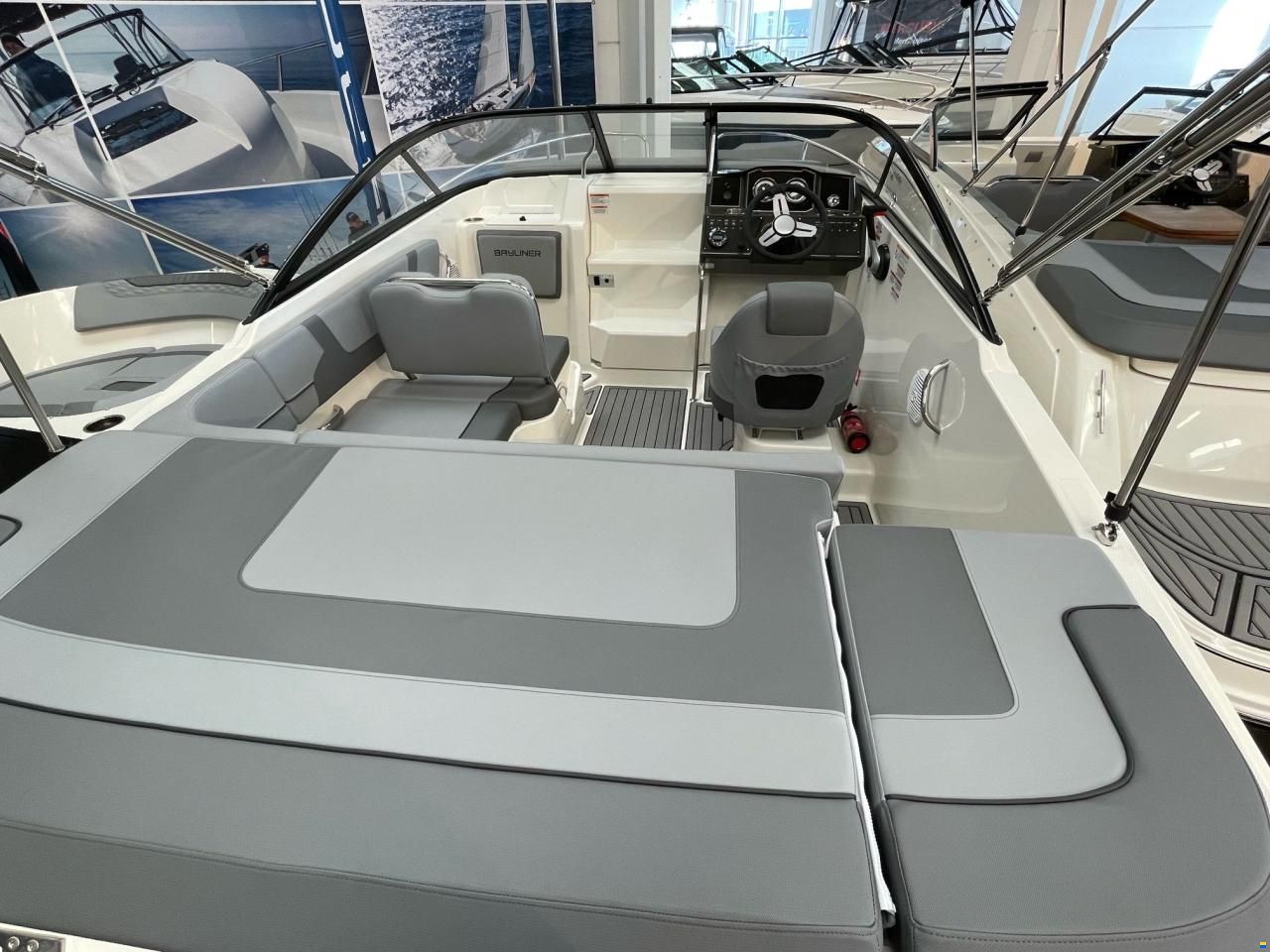 Bayliner VR5 Cuddy