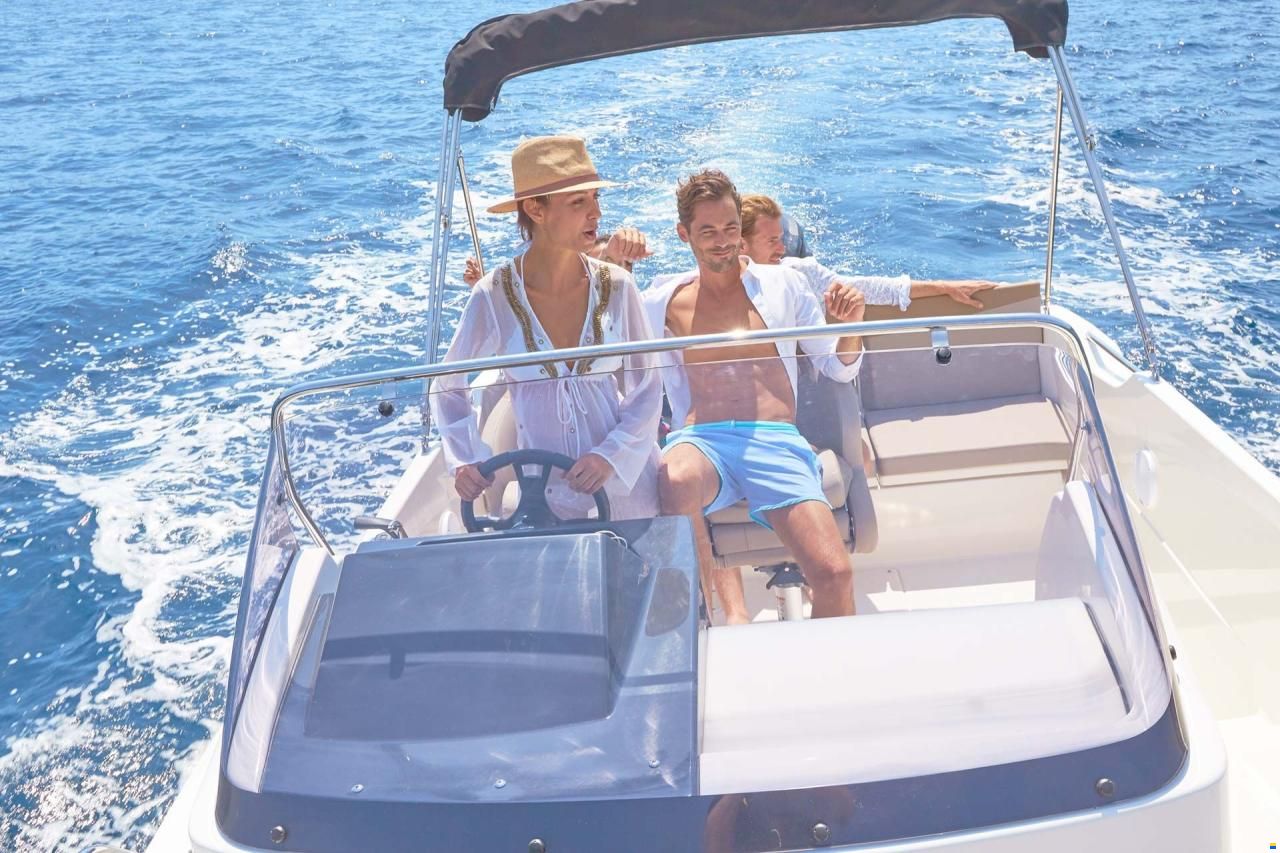Quicksilver Activ 675 Sundeck