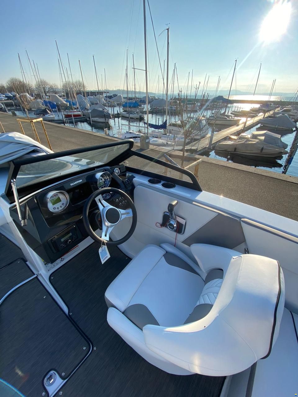 Glastron GTD 225 SURF FORWARD DRIVE