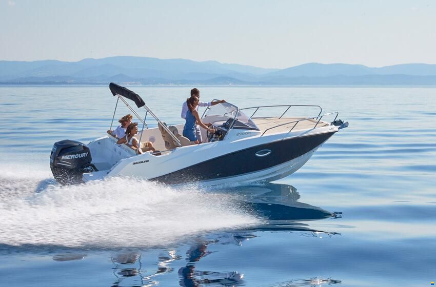 Quicksilver 675 Sundeck + Mercury F150 SUR COMMANDE