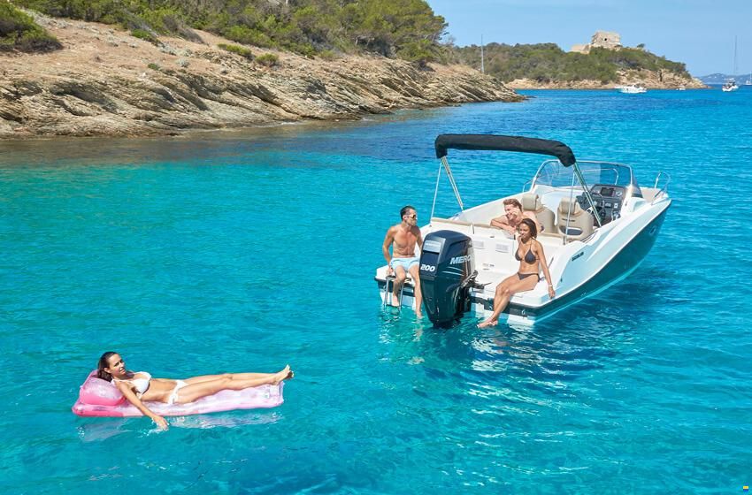 Quicksilver 675 Sundeck + Mercury F150 SUR COMMANDE