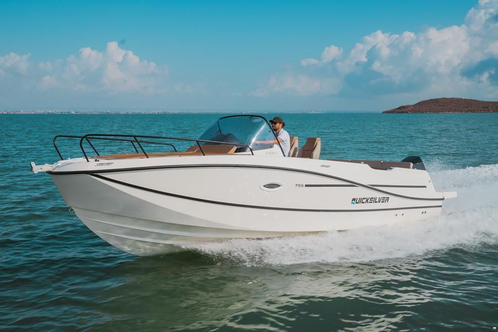 Quicksilver 755 Sundeck + Mercury F175 SUR COMMANDE