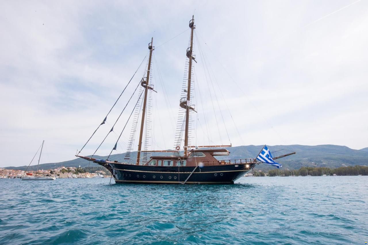 SCHOONER  ( KARAVOSKARO ) Lekkas