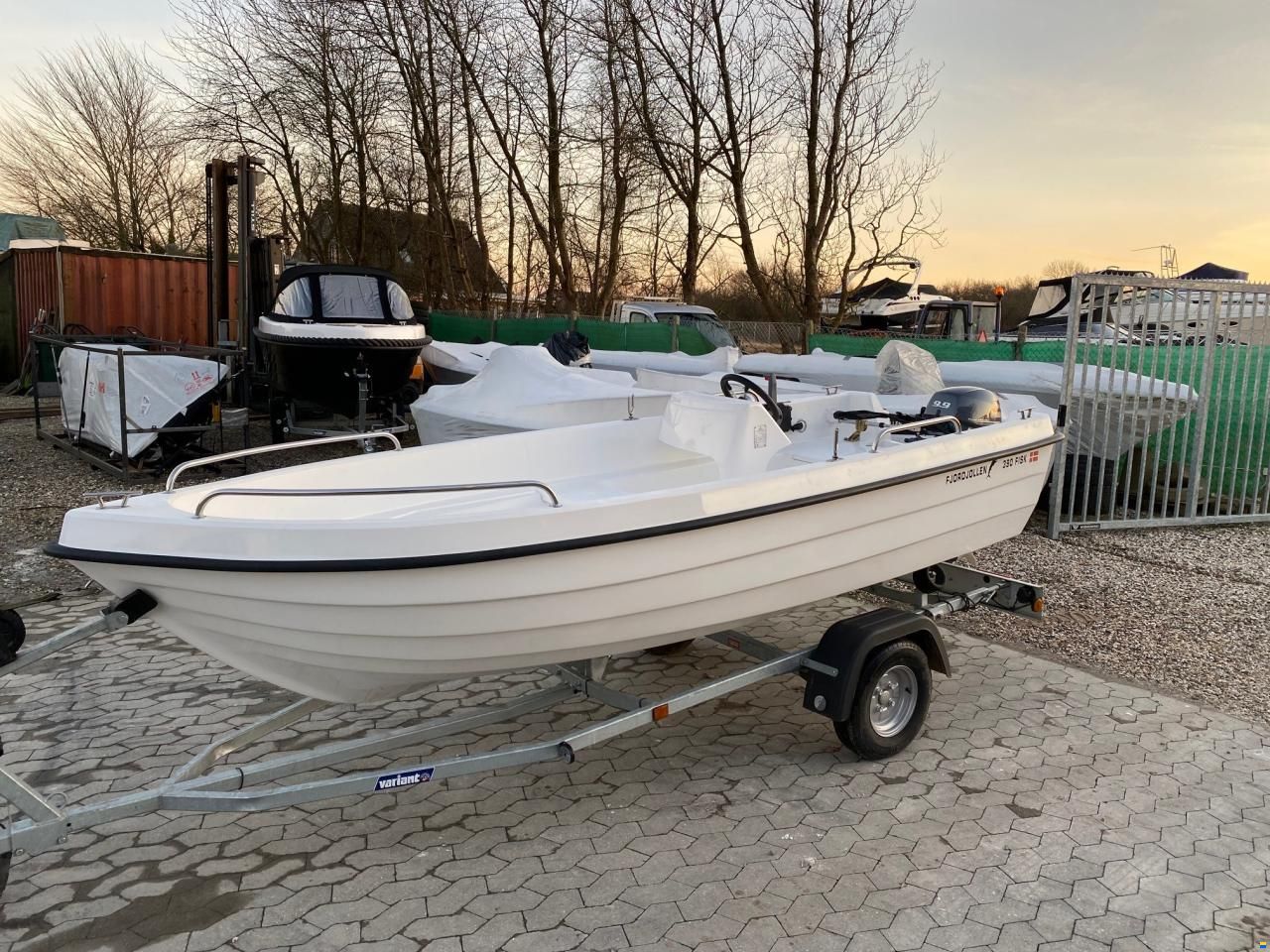 Fjordjollen 390 Fisk with desktop