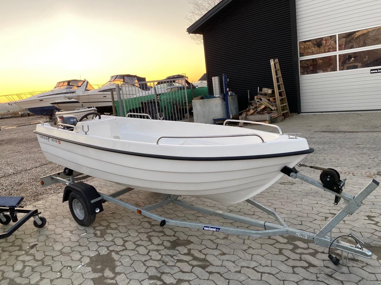 Fjordjollen 390 Fisk with desktop
