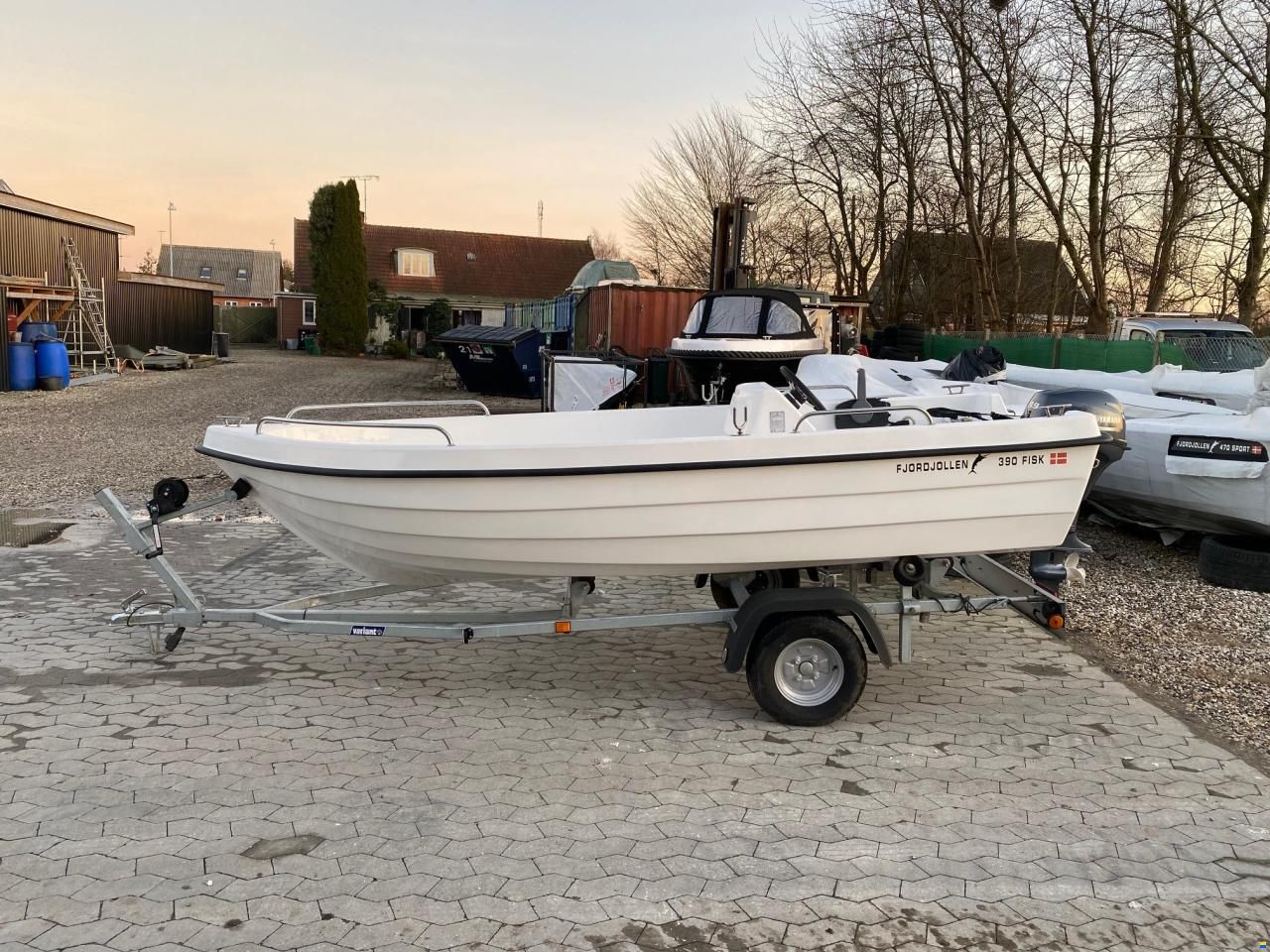 Fjordjollen 390 Fisk with desktop