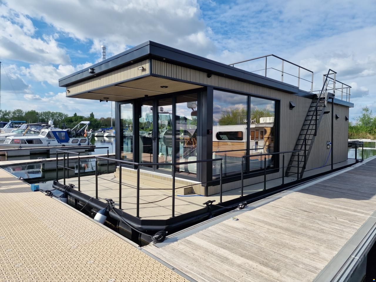 LakeLife Family Deluxe Large Houseboat