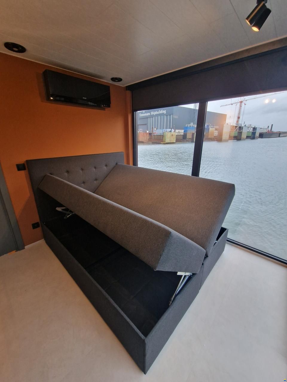LakeLife Family Deluxe Large Houseboat