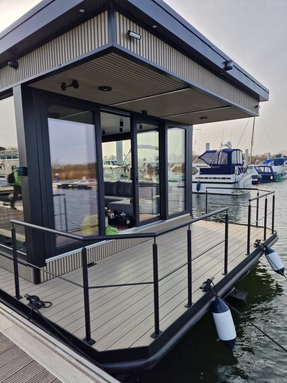 LakeLife Family Deluxe Large Houseboat