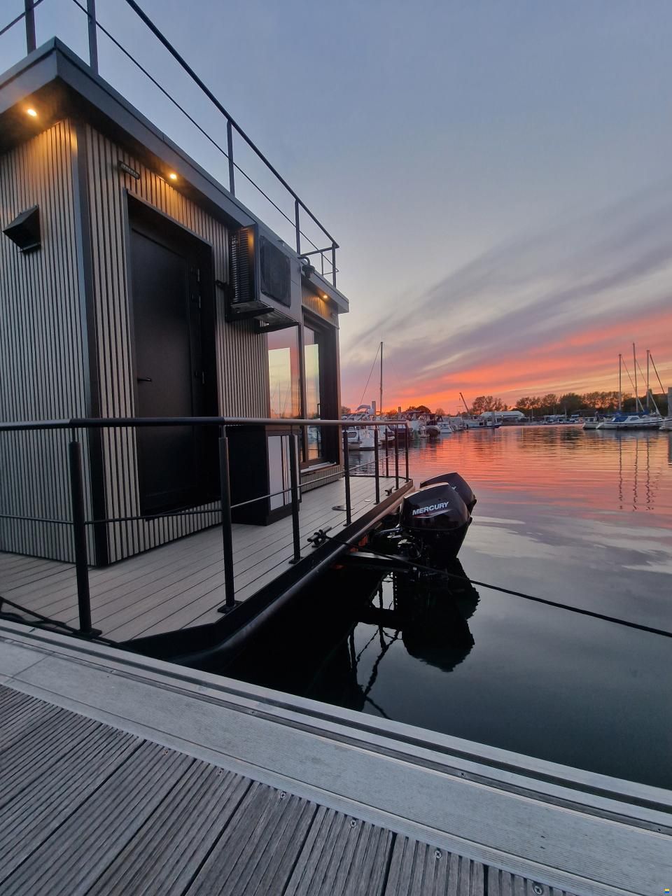LakeLife Family Deluxe Large Houseboat