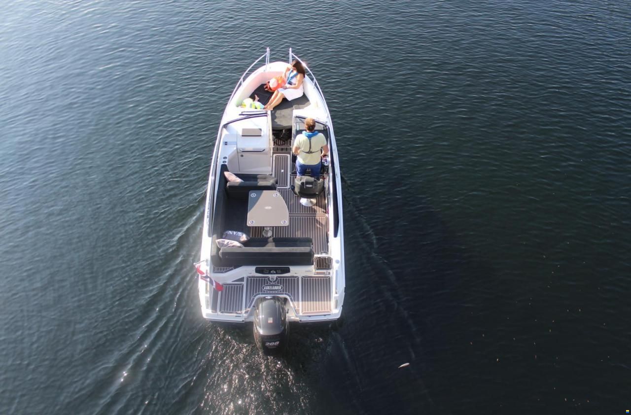 Parker 690 Bow Rider