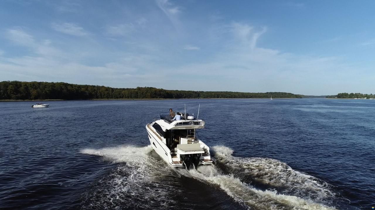 Parker 110 Monaco Flybridge