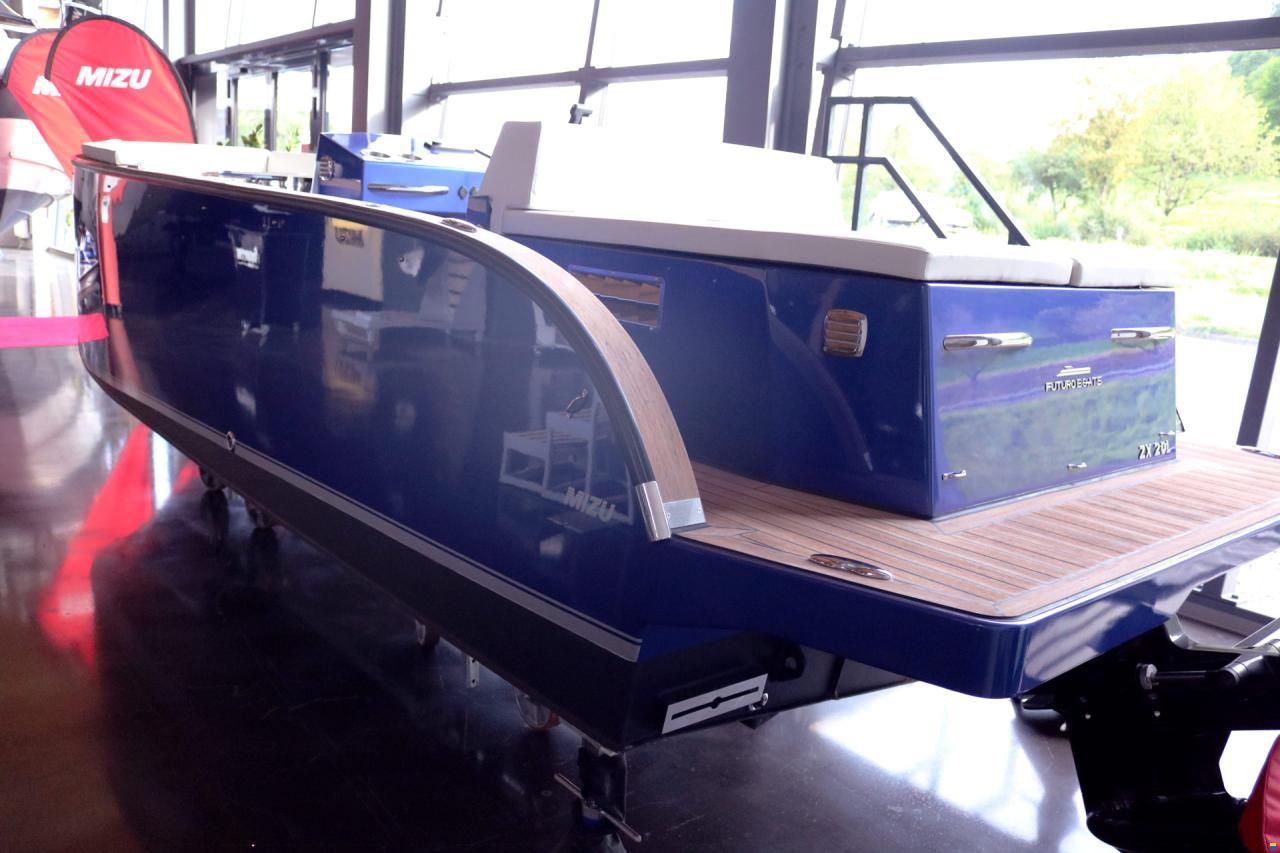 Futuro ZX22 mit Bodenseezulassung 200 PS Merc
