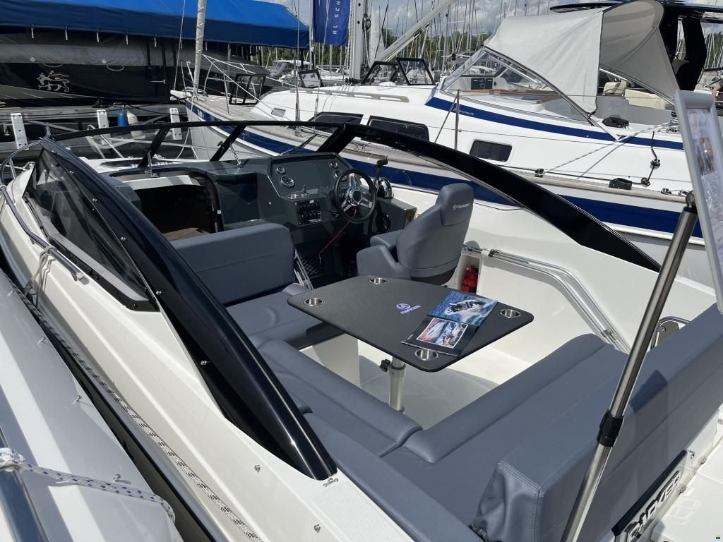Parker 690 Day Cruiser