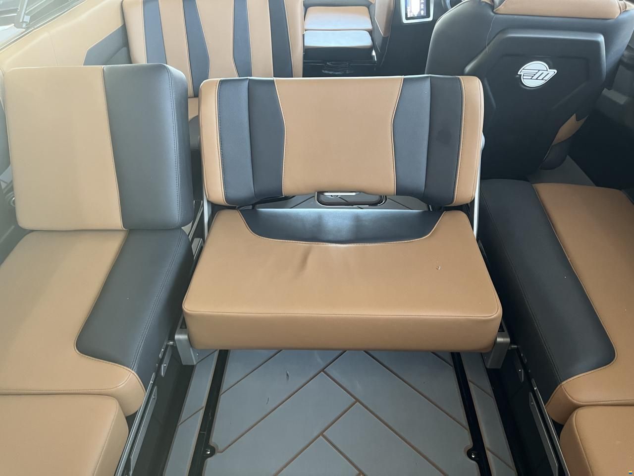 Malibu 22 LSV End of Season Deal