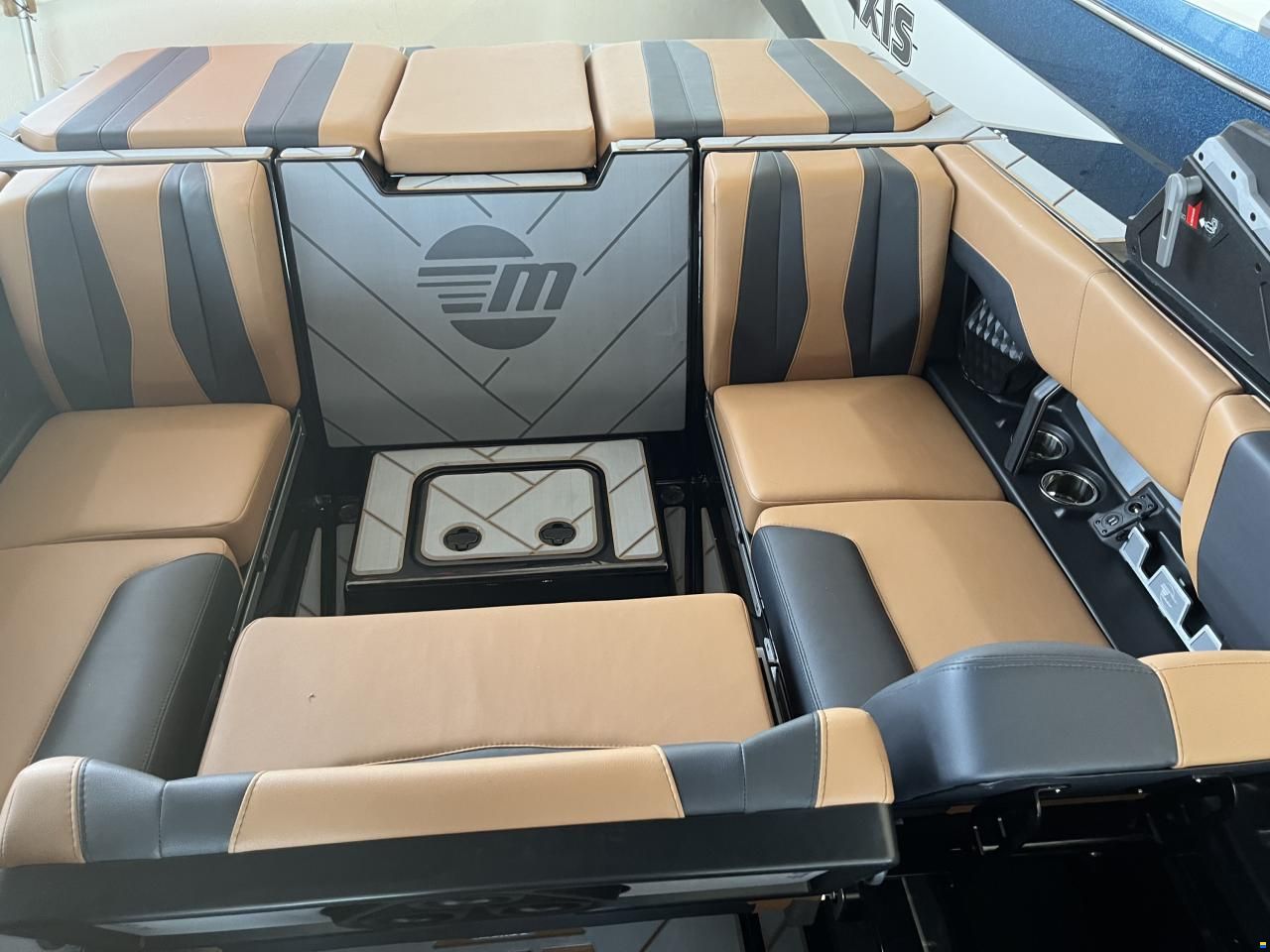 Malibu 22 LSV End of Season Deal